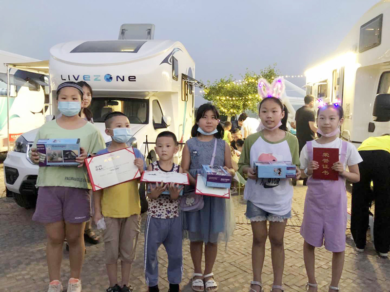 夏令營挑戰(zhàn)地攤經濟，覽眾房車不一樣的活動